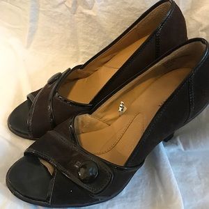 Merona size 6 peep toe brown pumps